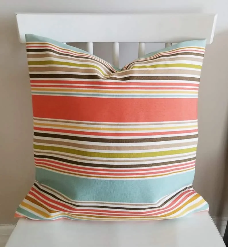 7. Almohada multicolor con rayas