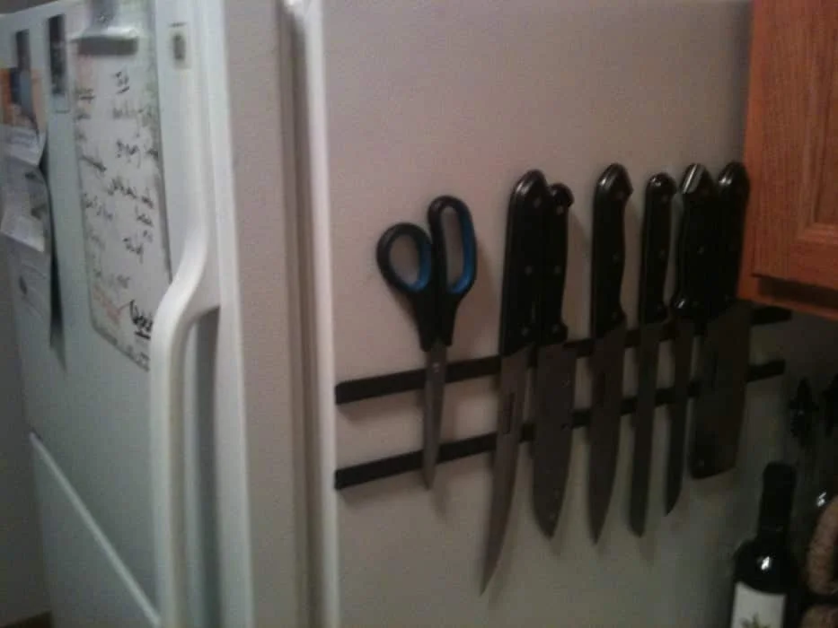 13. Estante magnético para cuchillos