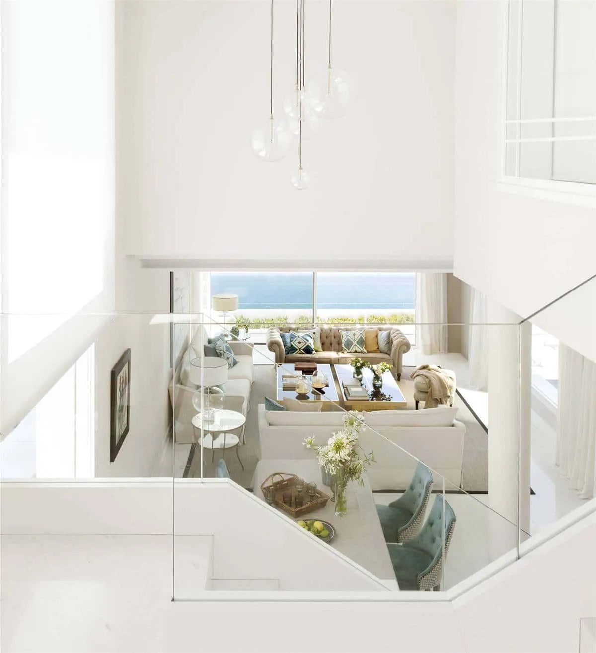 白色底座配花卉装饰的海滩别墅