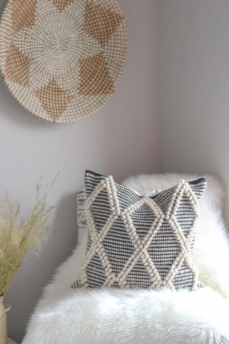 11. Almohada estilo boho blanco y negro