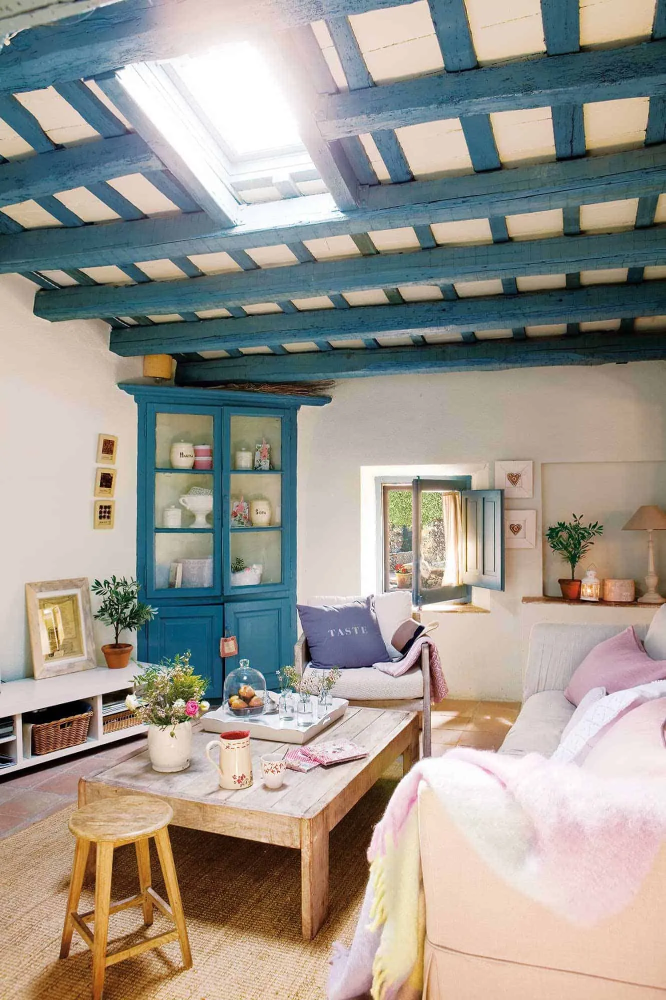 ARMARIO BLANCO QUE COINCIDE CON ELEMENTOS DE MADERA