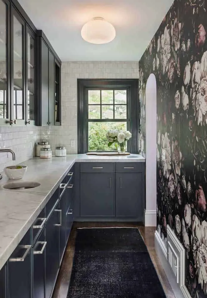 Преимущества использования цветной обойи в доме