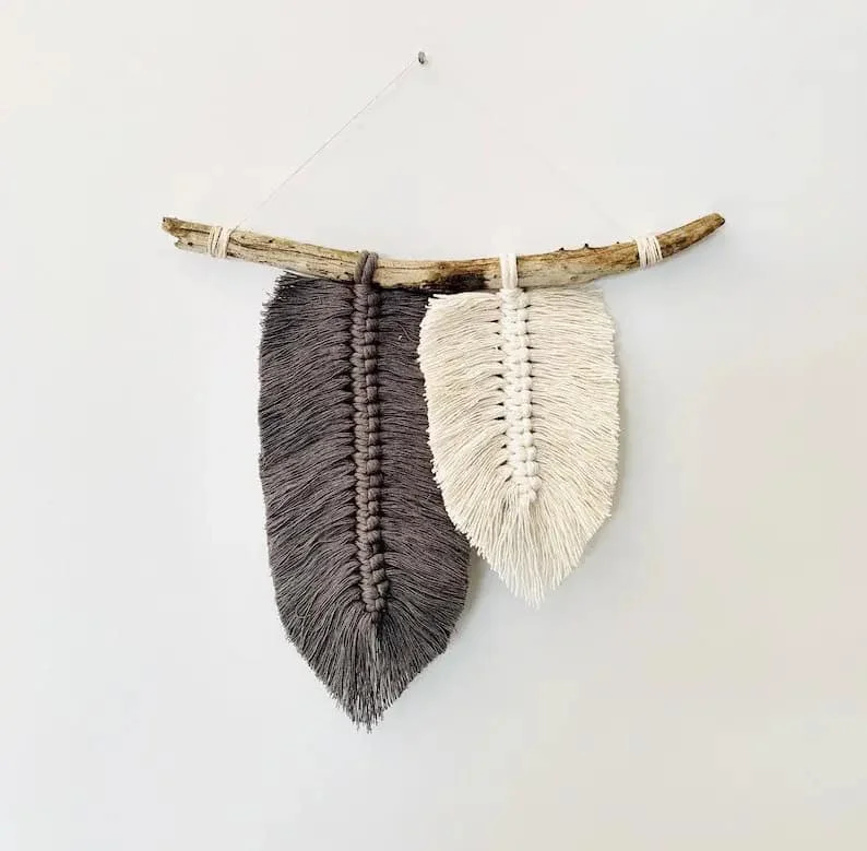 7. Pequeña decoración colgante de macramé boho con algodón y rama de sauce