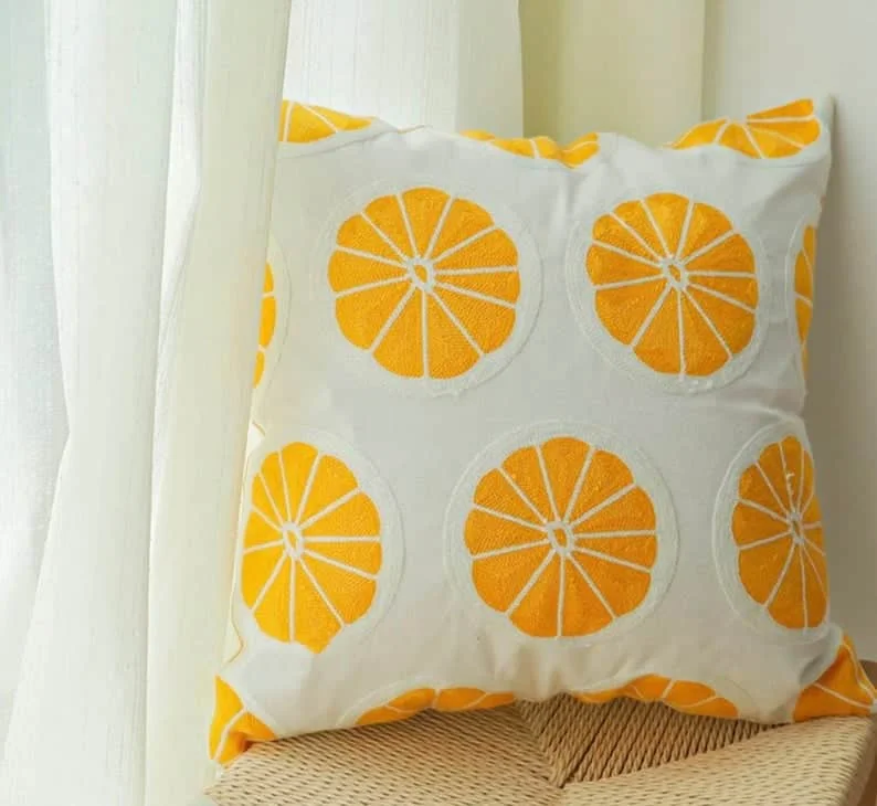 12. Almohada con bordado de color cítrico veraniego