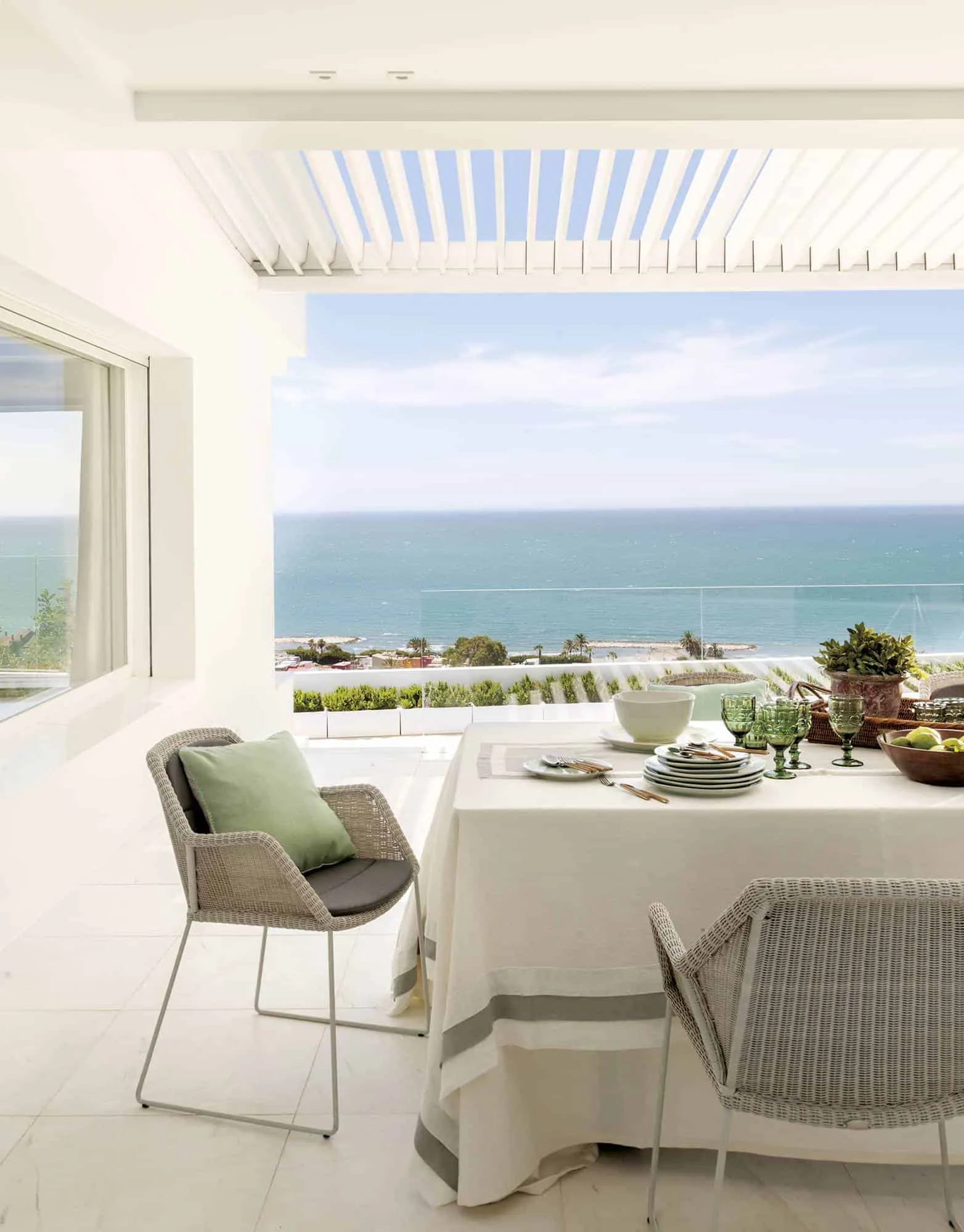 白色底座配花卉装饰的海滩别墅