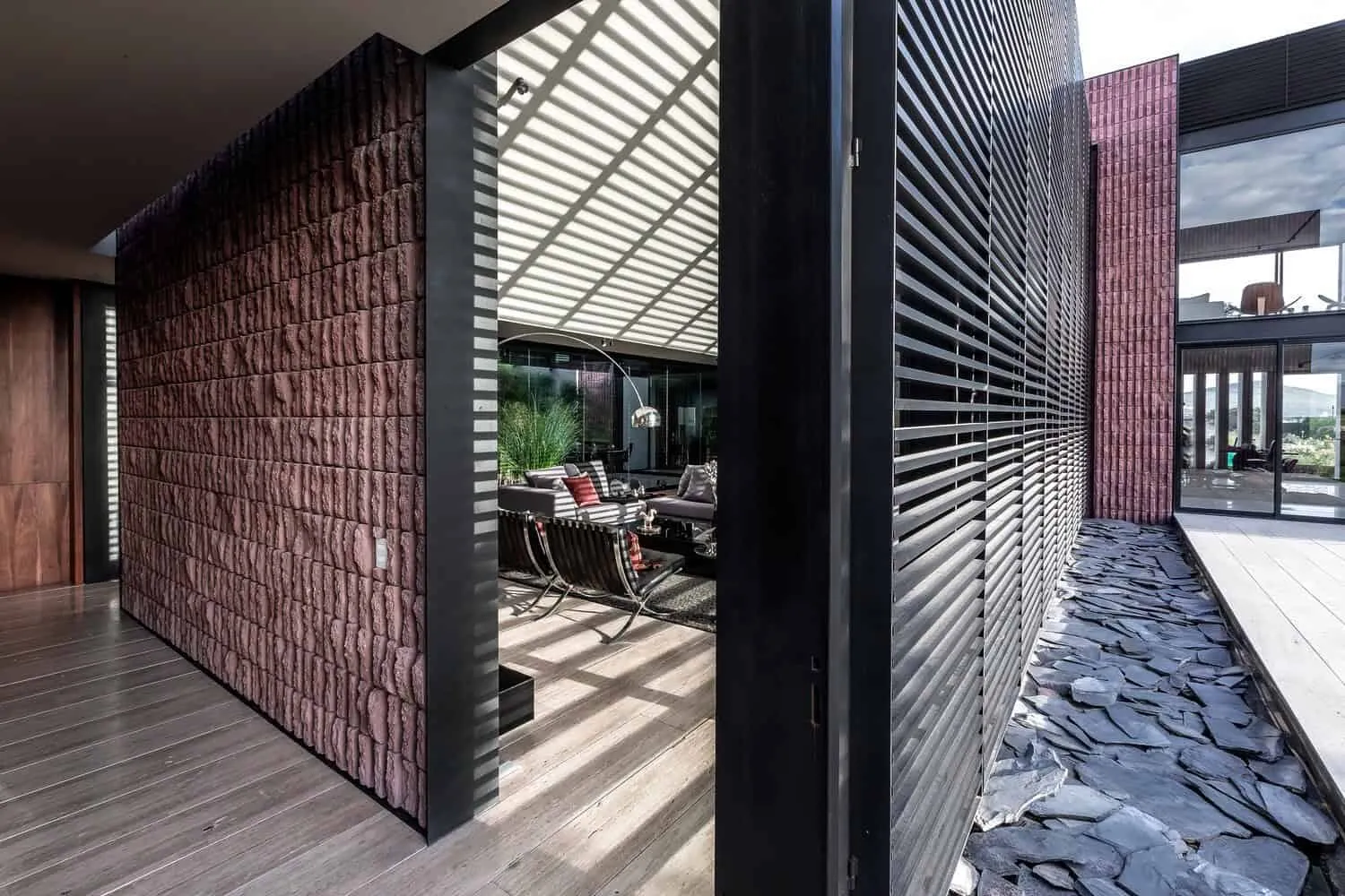 LABarq设计的玛丽安娜之家——内部调色板，包含胡桃木、中性色调和定制家具