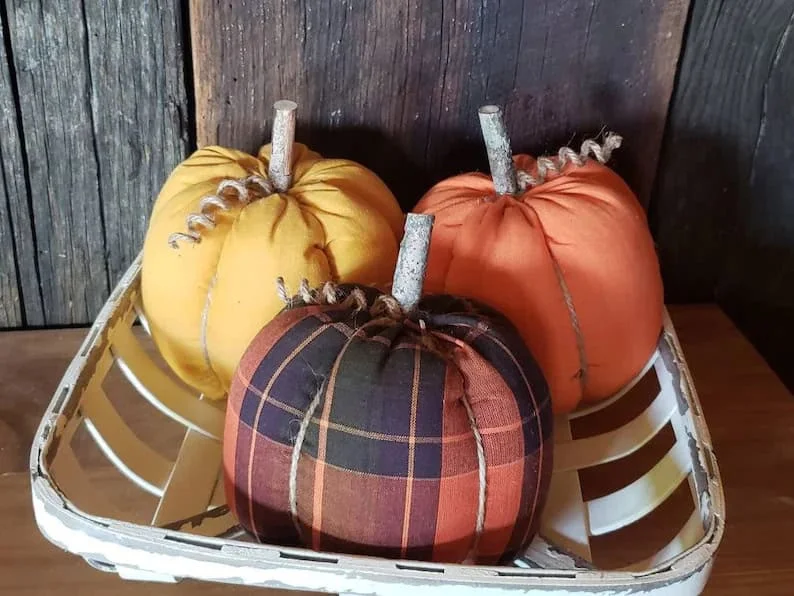 16. Orange und gelbe K端rben aus Stoff