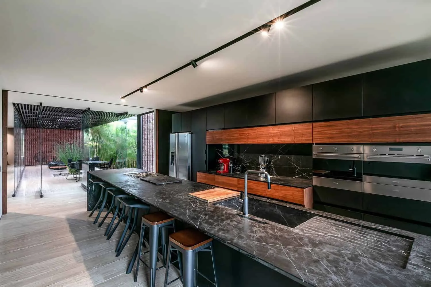 LABarq设计的玛丽安娜之家——雕塑感楼梯，连接两个楼层