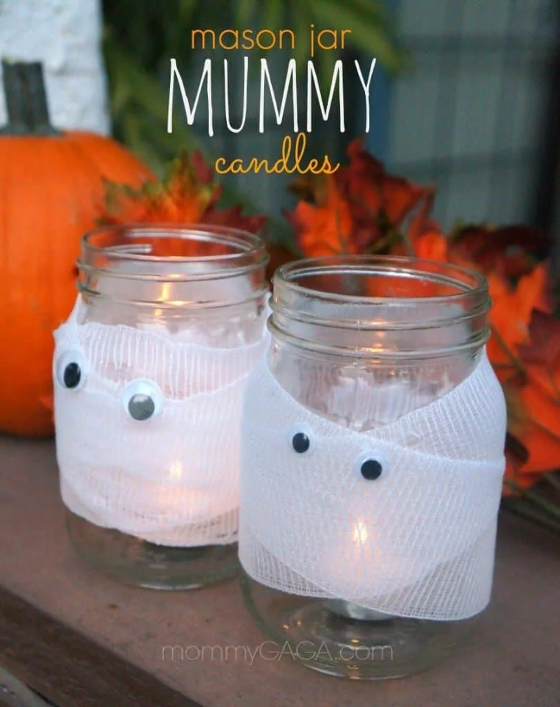 6. Decoraciones de Halloween con frascos: Velas led momias