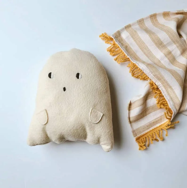 5. Almohada con fantasma Jasper y su amigo para abrazos