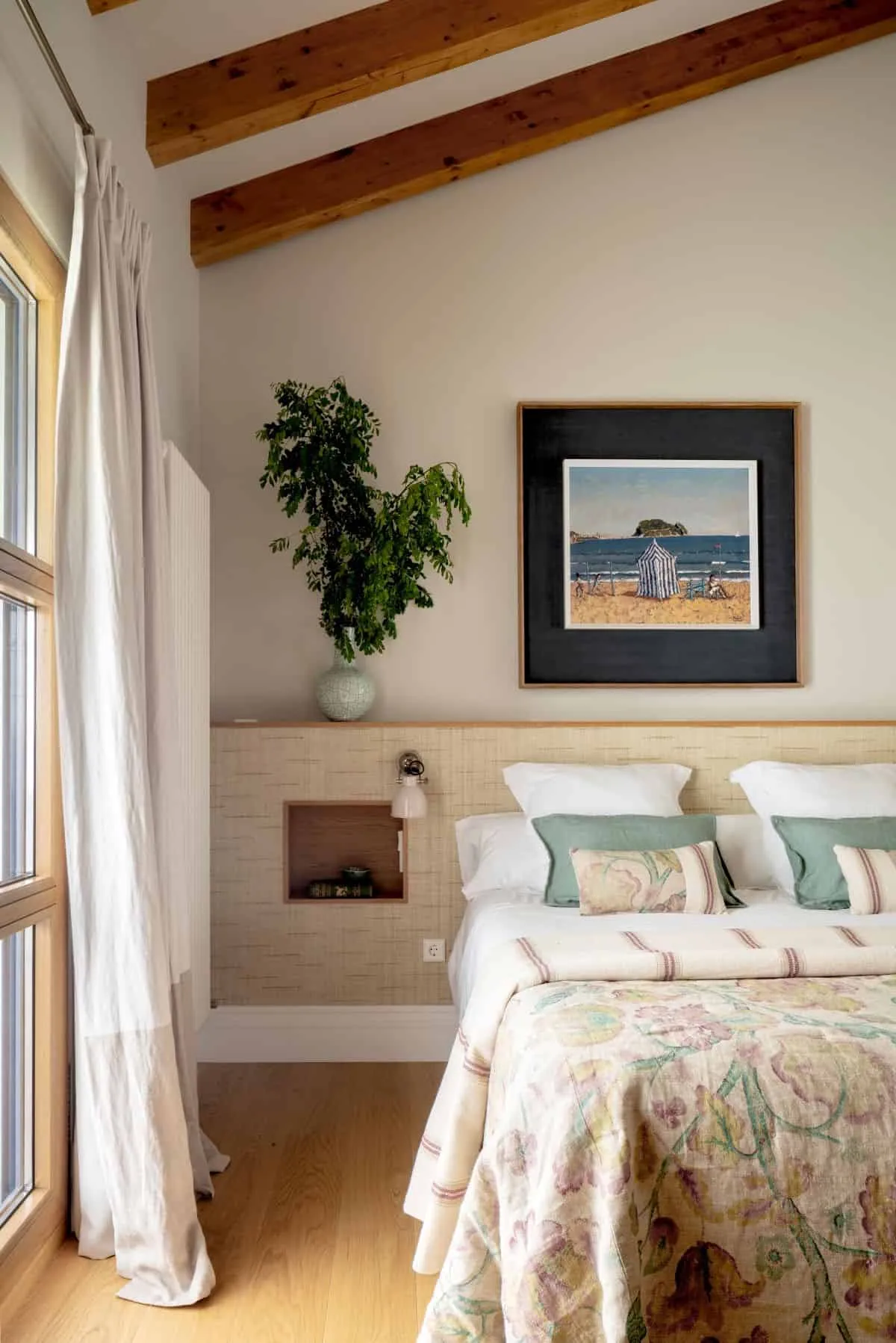 高窗向自然开放的房屋