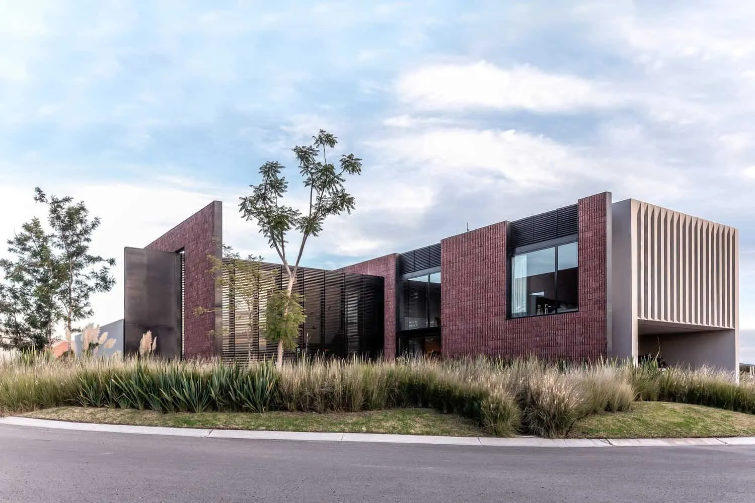 LABarq设计的玛丽安娜之家——转角配置，展示围护策略与分层隐私