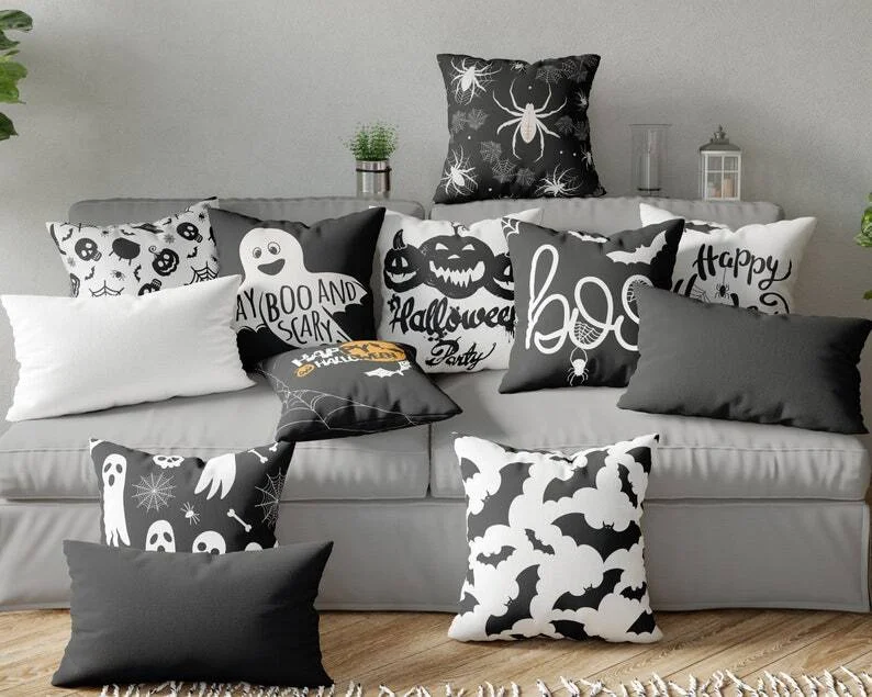 9. Almohadas en blanco y negro con temática de Halloween