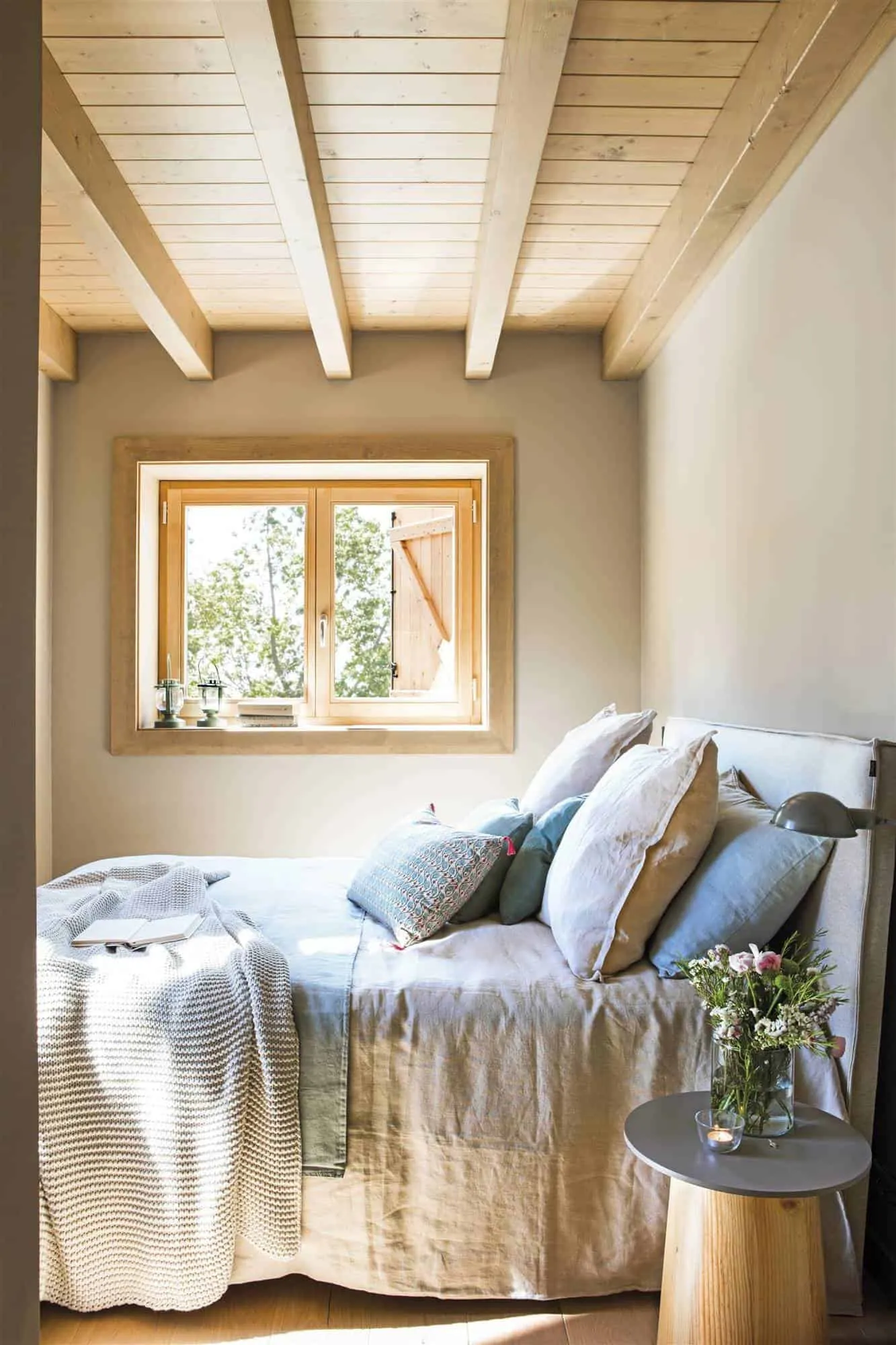 Universal Mountain House with Unique Rustic Essence