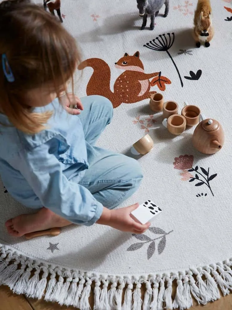 如何在儿童房里添加魔法森林