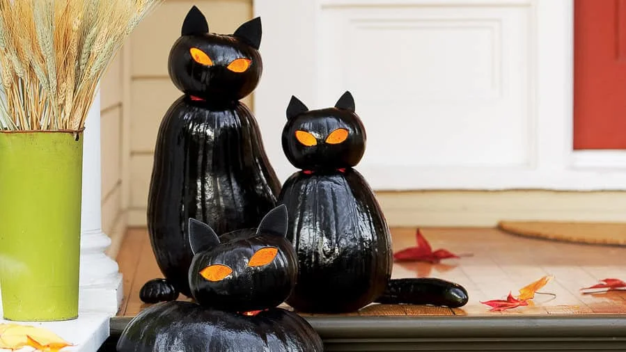8. Velas con gato negro