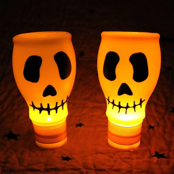 5. Calaveras brillantes hechas de materiales reciclados