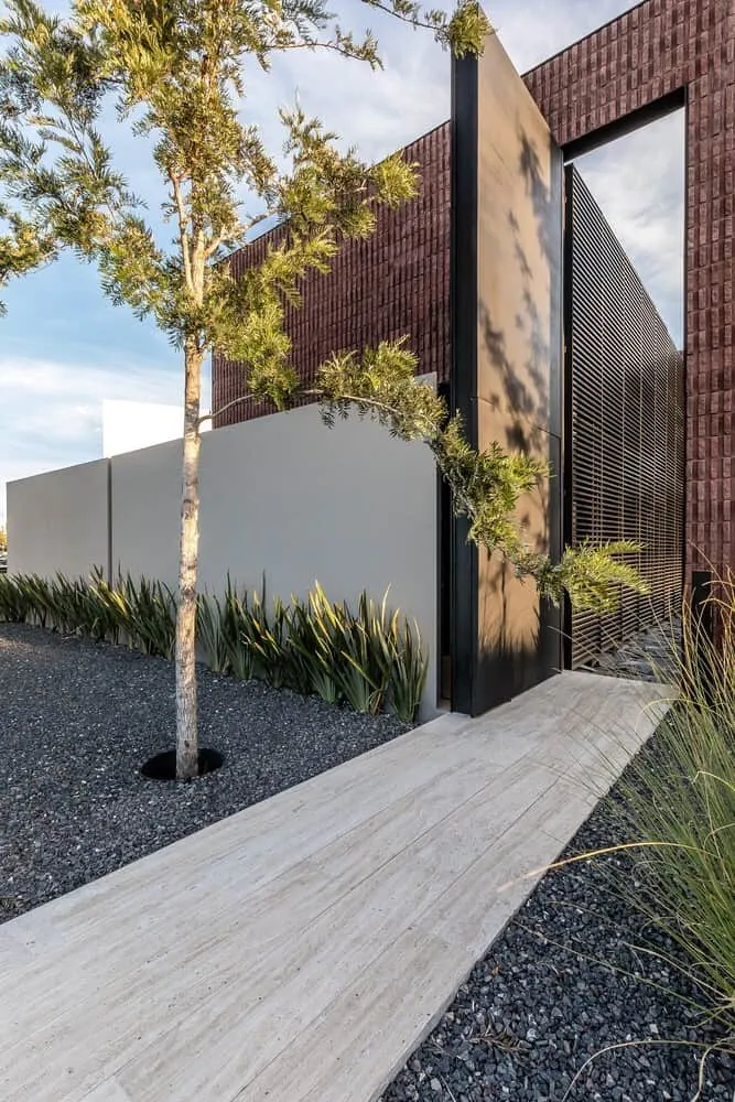 LABarq设计的玛丽安娜之家——立面节奏，包含金属格栅和红砖块