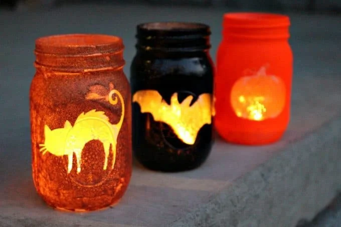 12. Velas con latas para Halloween