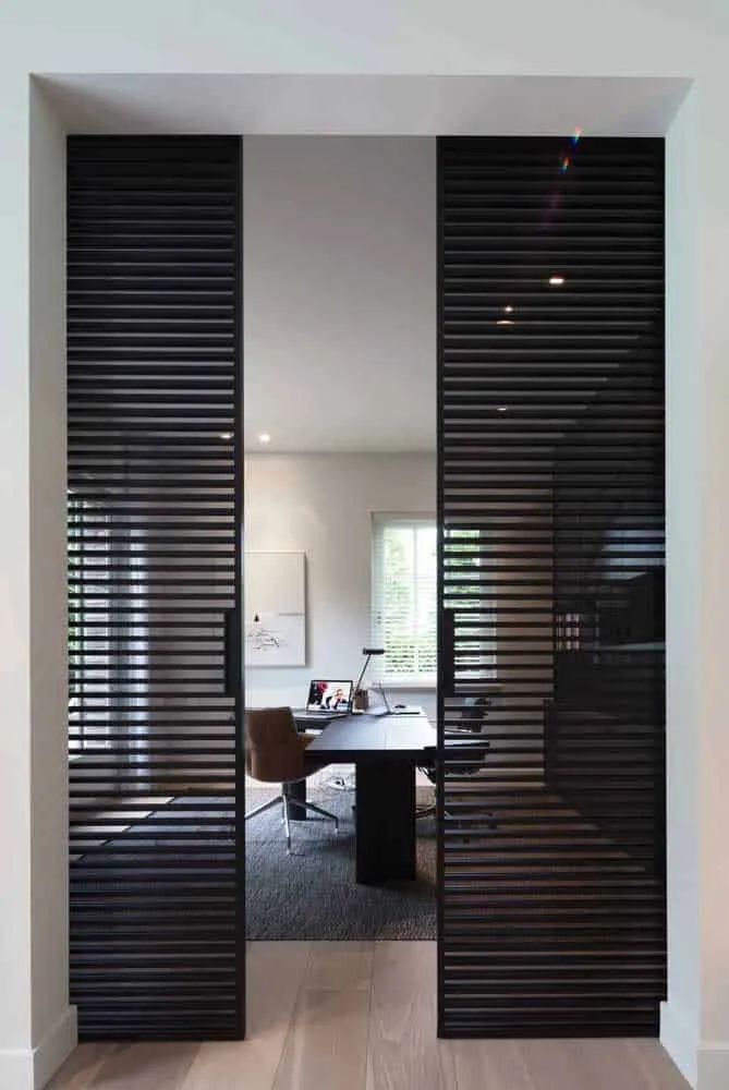 如何选择理想的精致黑色门