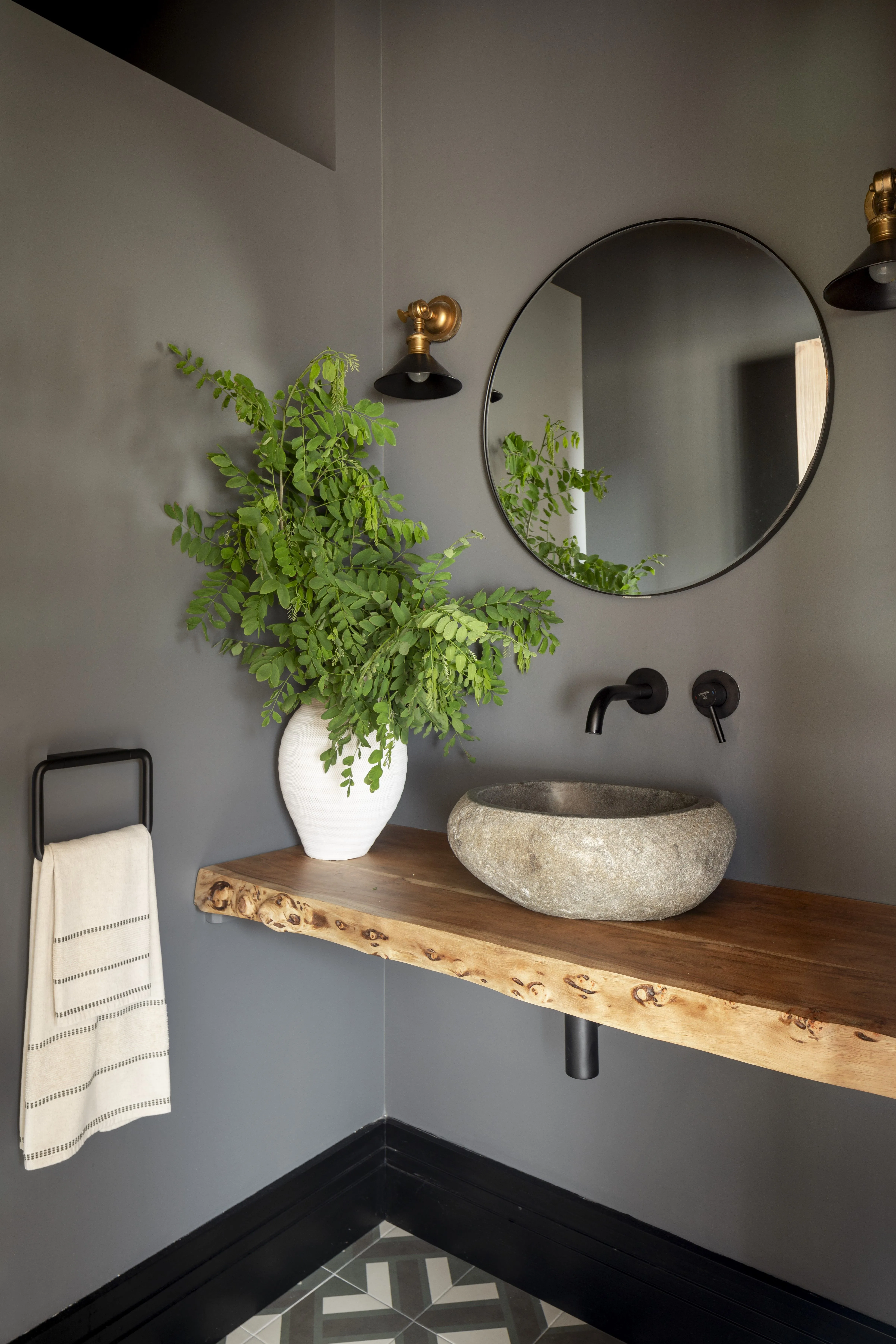 高窗向自然开放的房屋