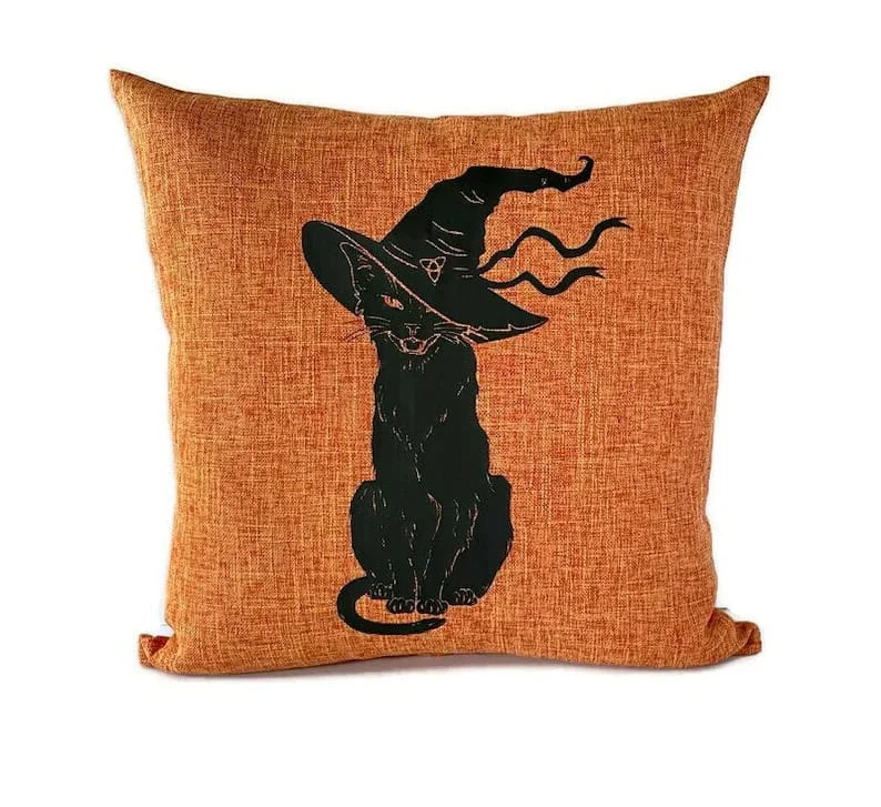 4. Gato negro con sombrero de bruja