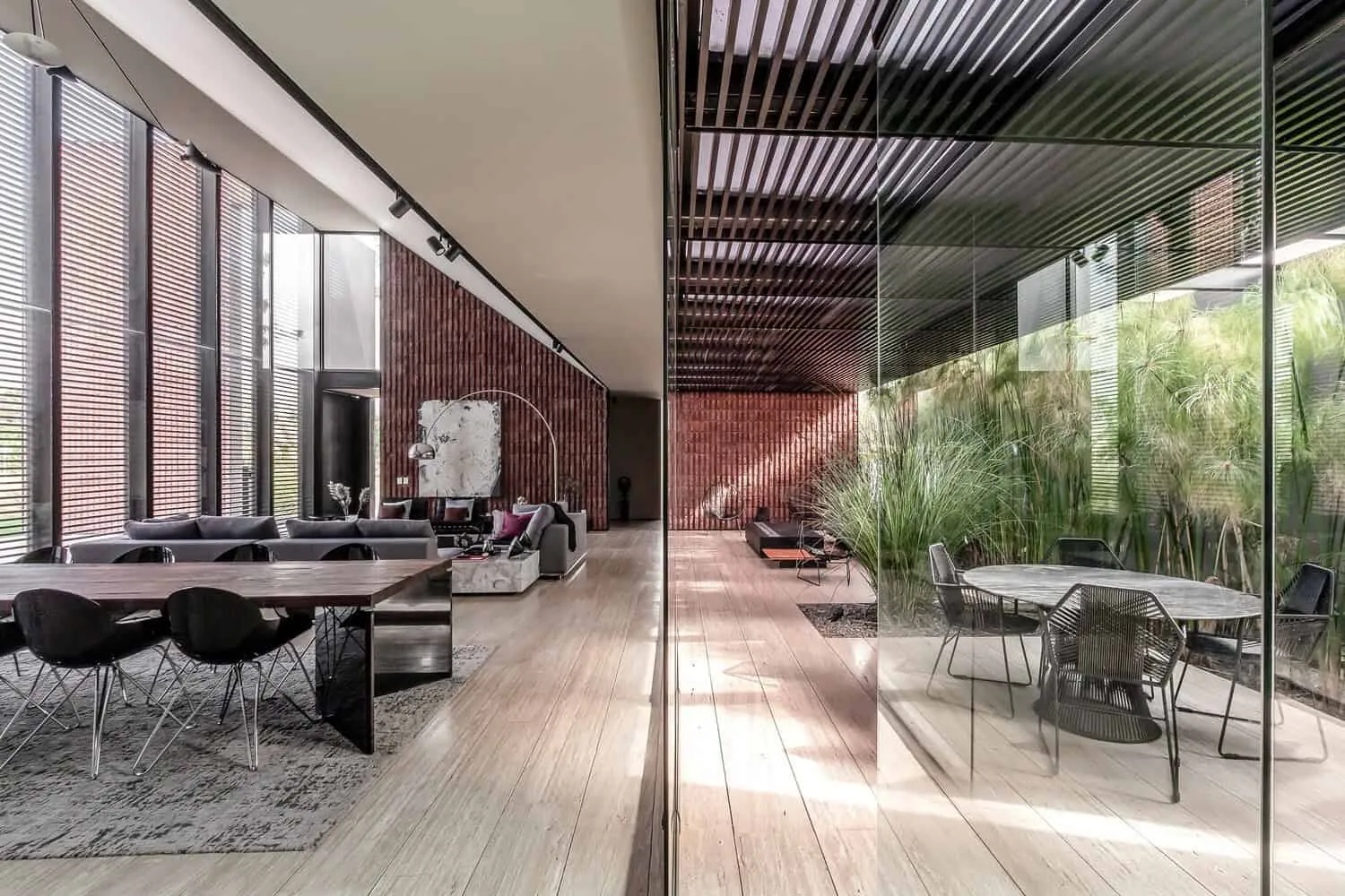 LABarq设计的玛丽安娜之家——花园立面，具有透明过滤效果和保护屏风