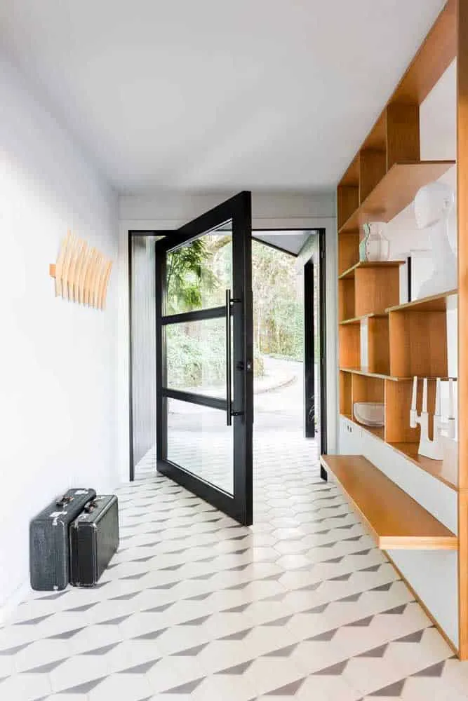 如何选择理想的精致黑色门