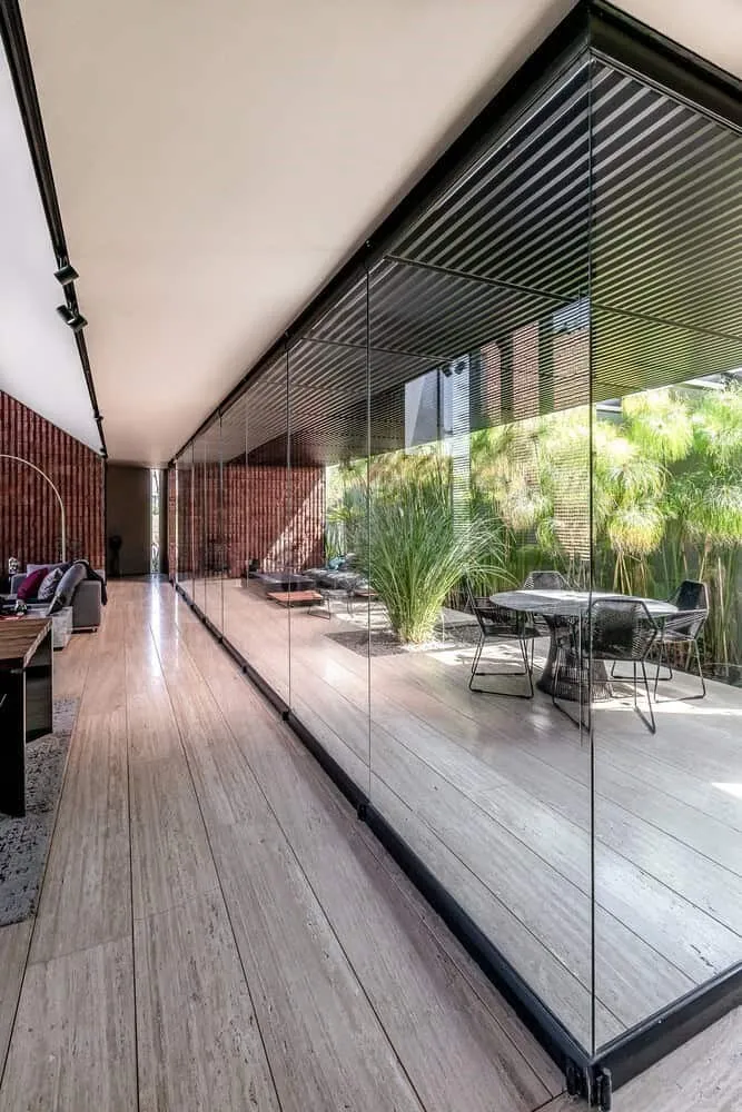 LABarq设计的玛丽安娜之家——餐厅位于双层体量内，拥有过滤日光