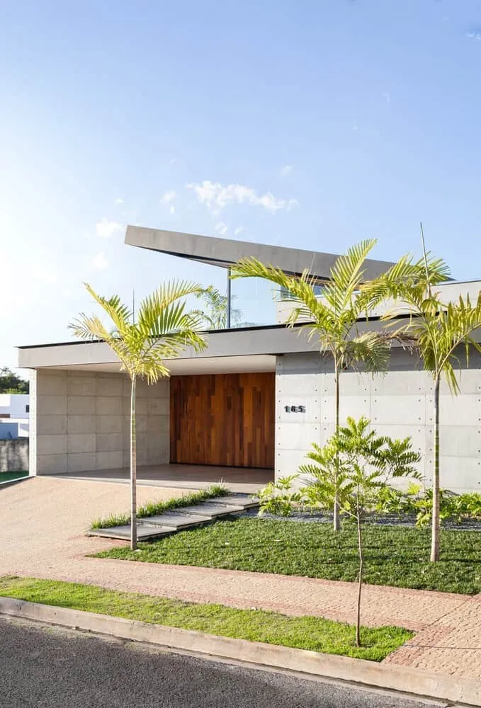 PR House by Architect Laercio Fabiano in Bauru, Brazil