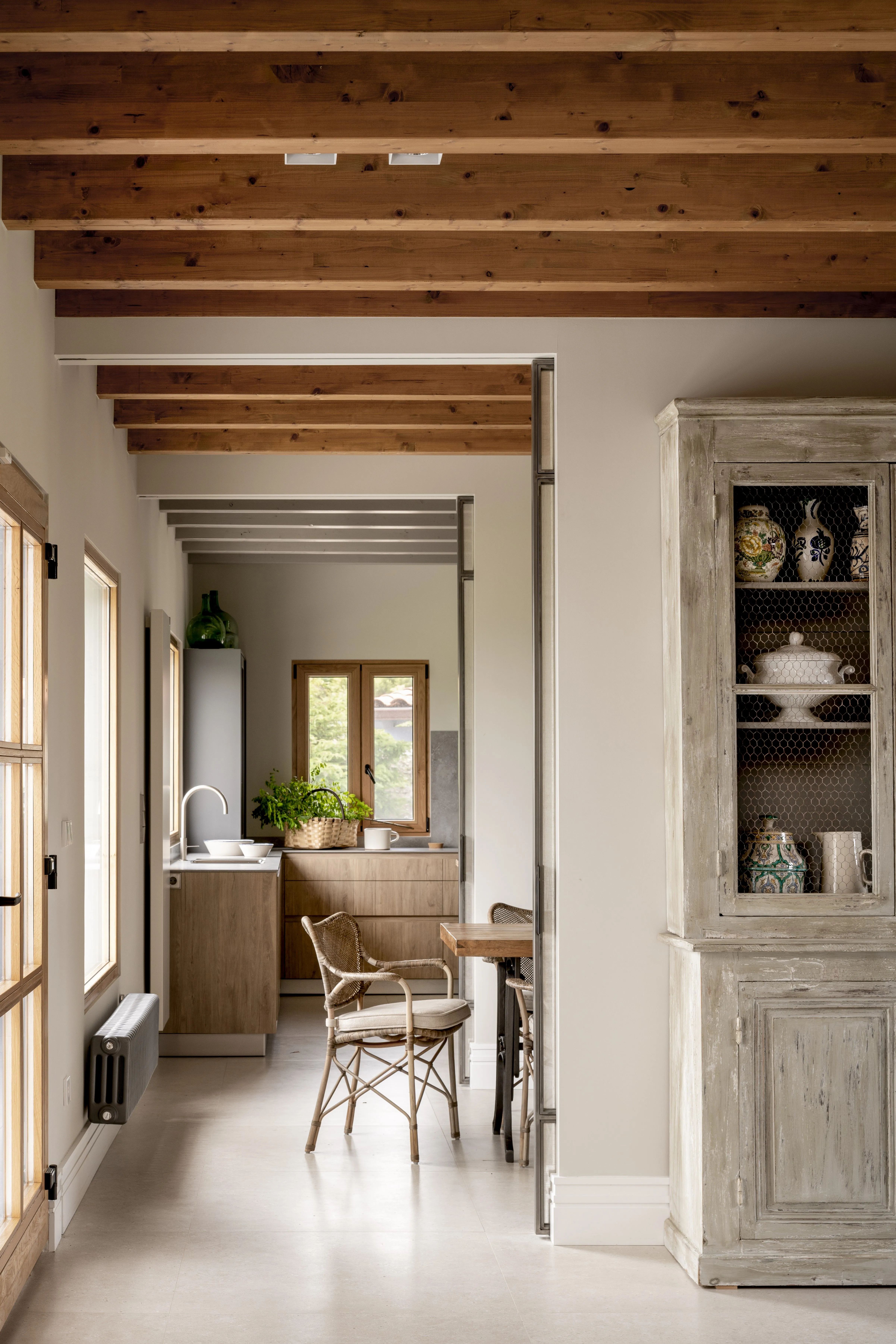 高窗向自然开放的房屋