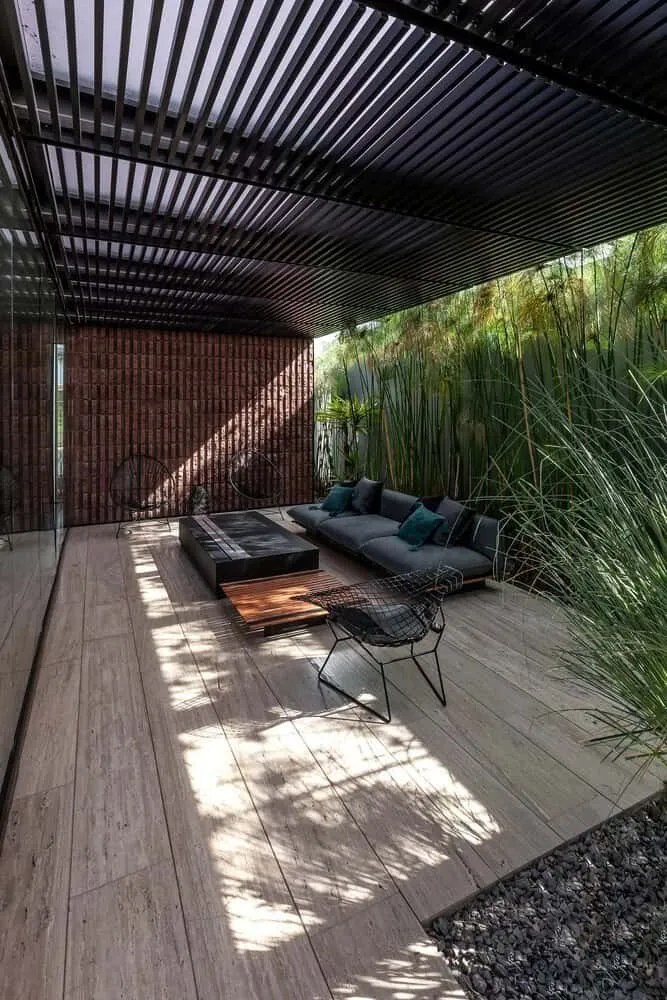 LABarq设计的玛丽安娜之家——客厅通过宽敞滑动玻璃门通向花园