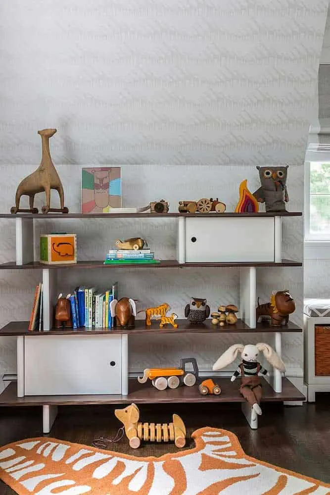 Cómo elegir estantes para juguetes en la habitación del niño