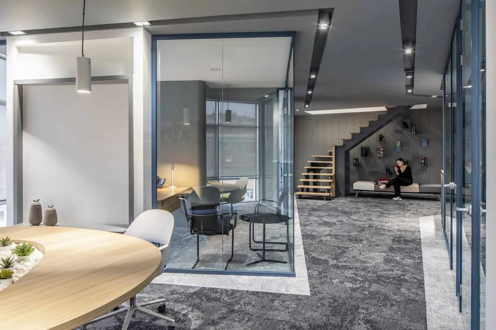 拥有大量自然光照的办公空间：IPEK BAYCAN ARCHITECTS设计的Pupa Teknik办公室