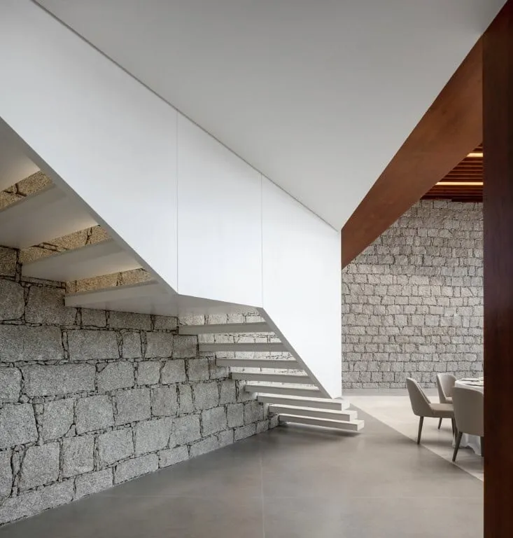 Древній палац Ігрея Велья, проект Visioarq Arquitectos у Вермоімі, Португалія Древній палац Ігрея Велья, проект Visioarq Arquitectos у Вермоімі, Португалія