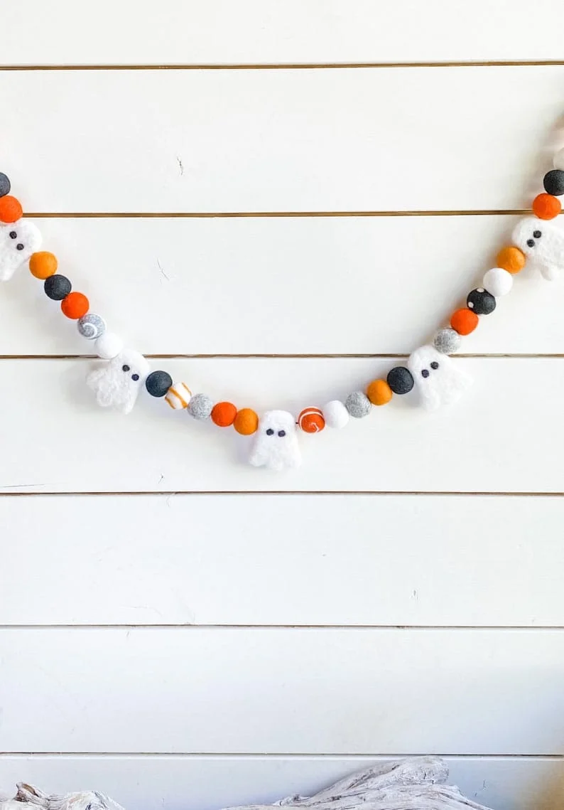 10. Гірлянда з фетру з привидами помаранчевого та чорного кольору
