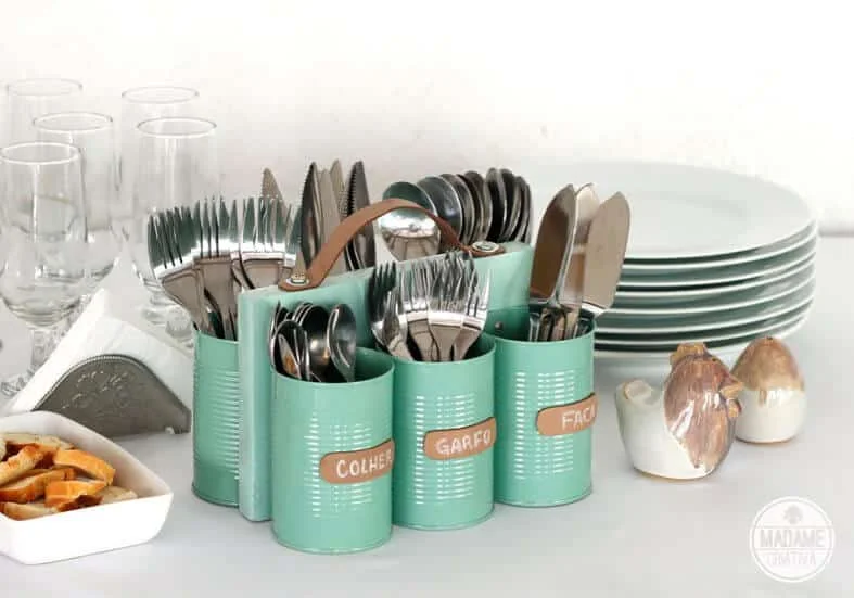 9. Soportes para utensilios hechos con latas y madera