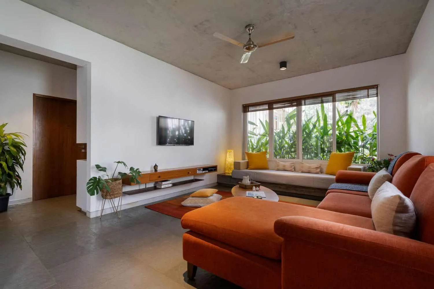 Greyscale Design Studio 设计的 Brickly Affair 石屋，位于印度班加罗尔