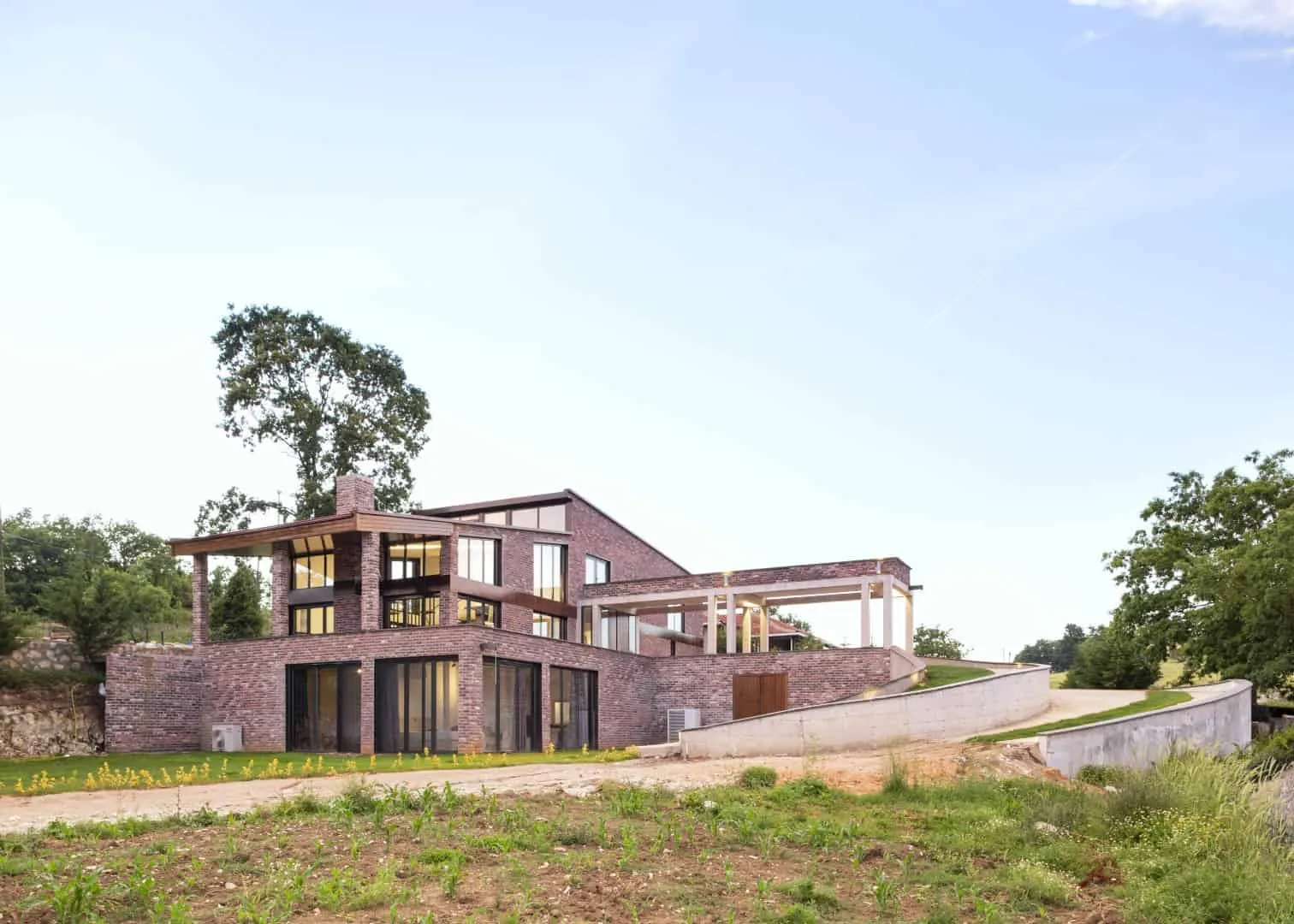 现代木制房屋，具有创新弯曲的建筑设计，配备现代设计元素和户外休闲区。