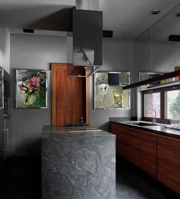 温暖奢华的乡村别墅， surrounded by nature