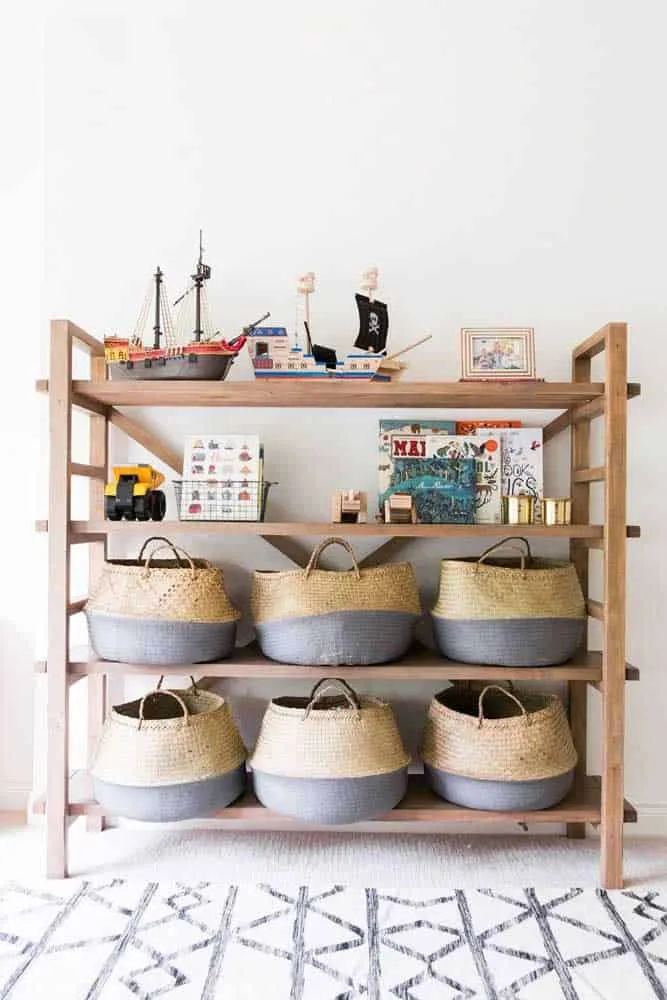 Cómo elegir estantes para juguetes en la habitación del niño