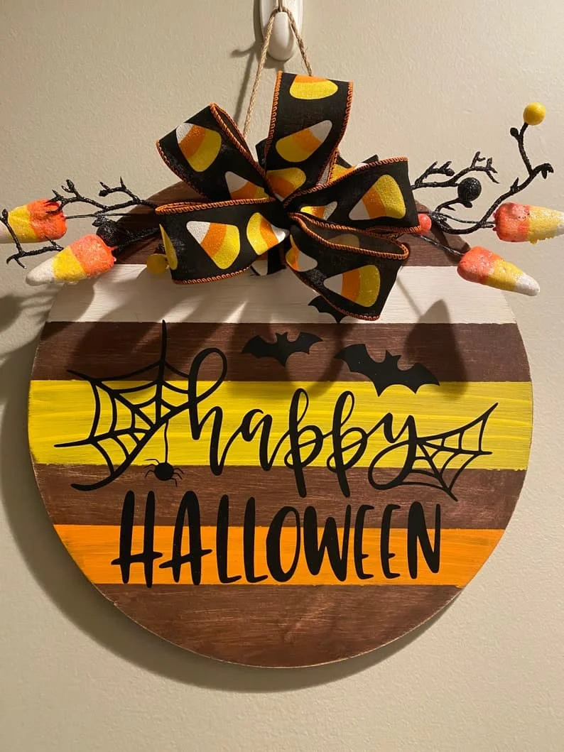 8. Дерев’яний кронштейн із написом щасливого Хеллоуїну