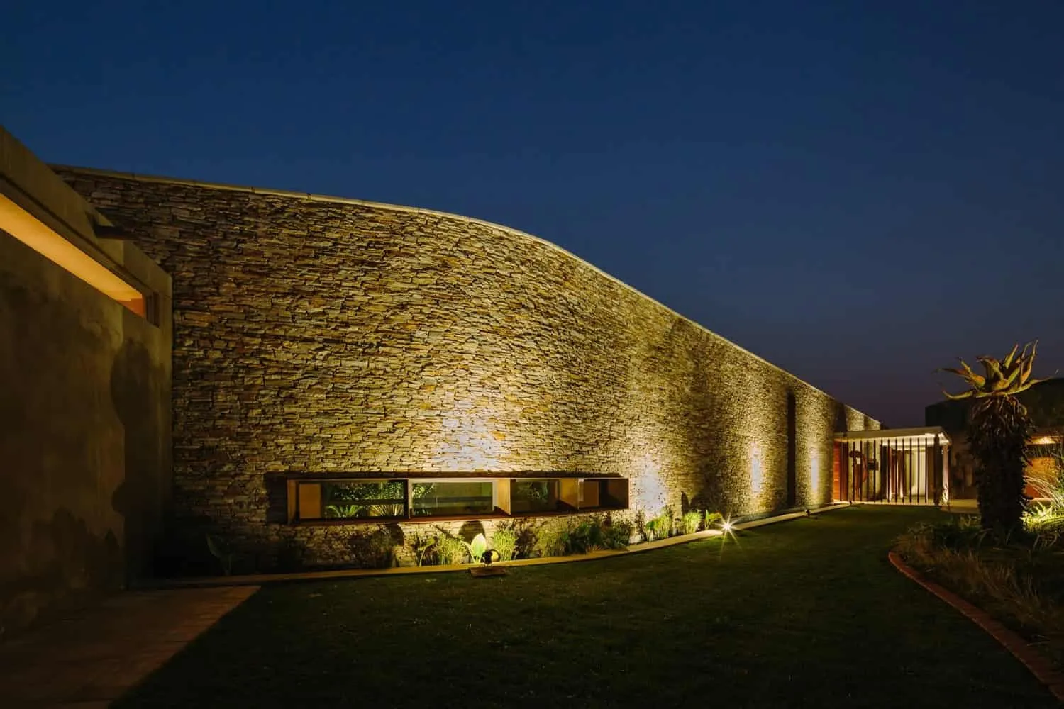 Maison avec mur porteur par Drew Architects à Johannesburg, Afrique du Sud