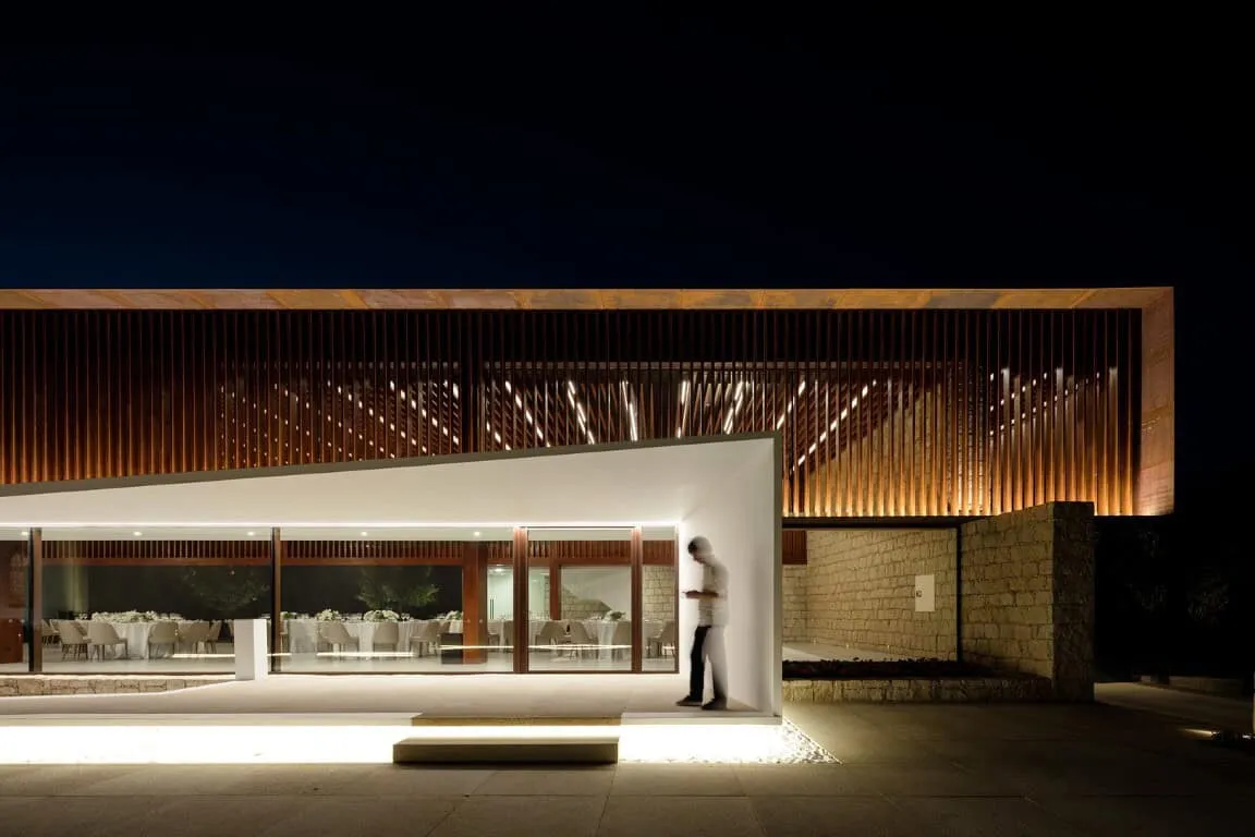 Древній палац Ігрея Велья, проект Visioarq Arquitectos у Вермоімі, Португалія Древній палац Ігрея Велья, проект Visioarq Arquitectos у Вермоімі, Португалія