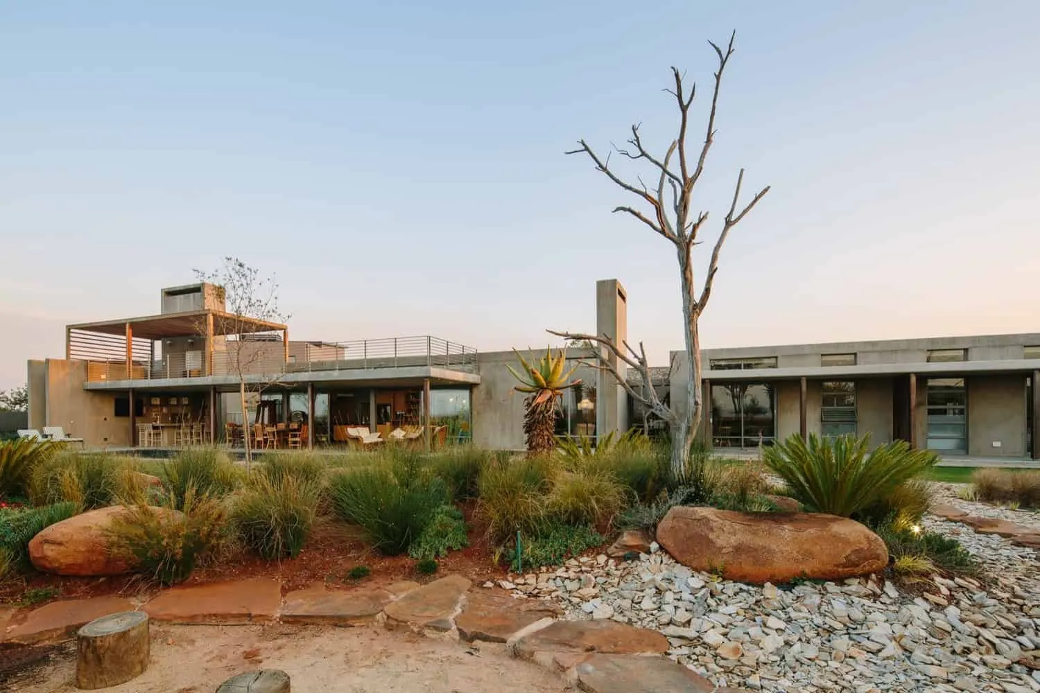 Maison avec mur porteur par Drew Architects à Johannesburg, Afrique du Sud