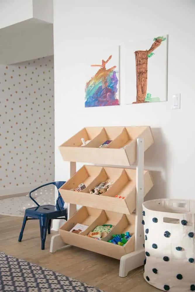 Cómo elegir estantes para juguetes en la habitación del niño