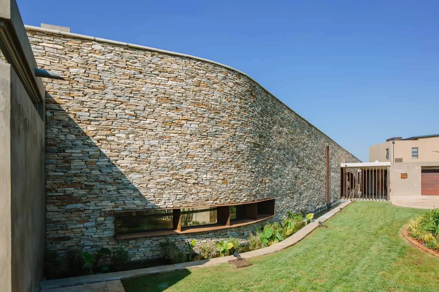 Maison avec mur porteur par Drew Architects à Johannesburg, Afrique du Sud