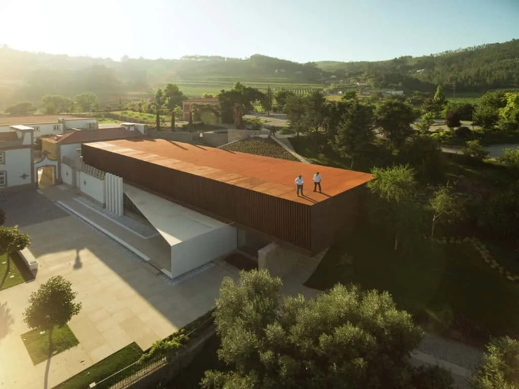 Древній палац Ігрея Велья, проект Visioarq Arquitectos у Вермоімі, Португалія Древній палац Ігрея Велья, проект Visioarq Arquitectos у Вермоімі, Португалія