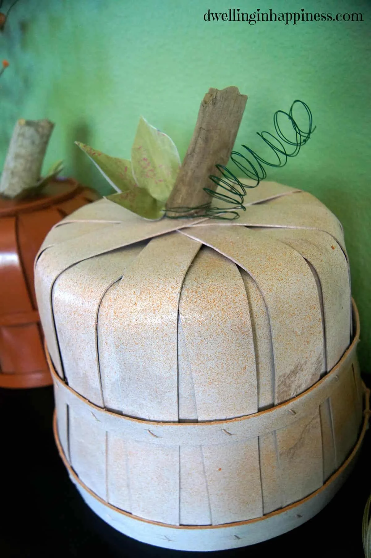 10. Decoración simple de calabazas en canasta