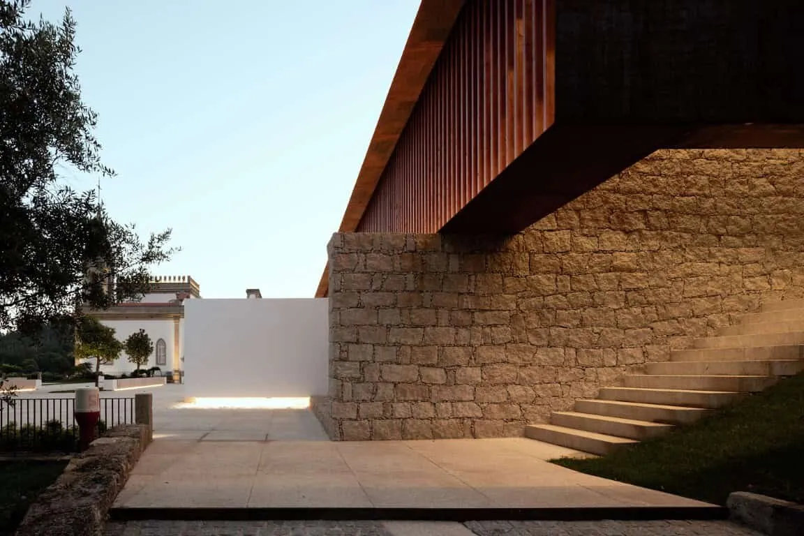 Древній палац Ігрея Велья, проект Visioarq Arquitectos у Вермоімі, Португалія Древній палац Ігрея Велья, проект Visioarq Arquitectos у Вермоімі, Португалія